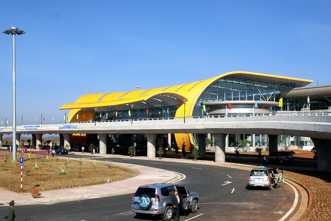 Sân bay Liên Khương hiện có 1 nhà ga với tầng 1 phục vụ chuyến bay nội địa và tầng 2 cho các đường bay quốc tế